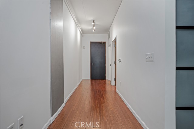 1111 S Grand Avenue, Los Angeles CA: https://media.crmls.org/medias/9877bfd4-1e12-4a40-9209-d3ad54234eb7.jpg