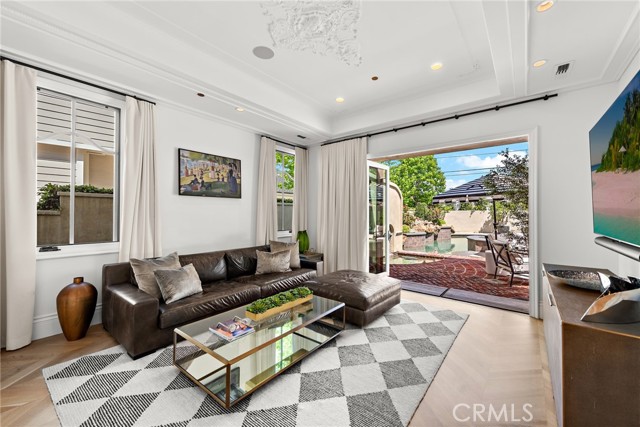 Detail Gallery Image 8 of 75 For 530 Kings Rd, Newport Beach,  CA 92663 - 5 Beds | 4/3 Baths