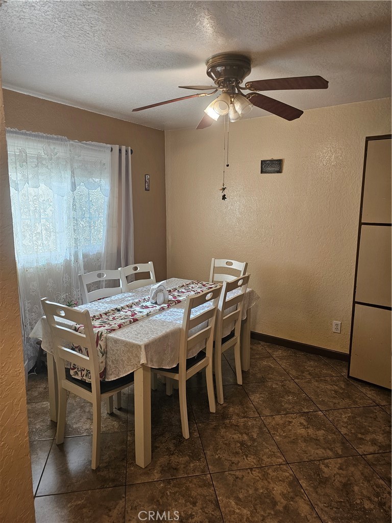 https://media.crmls.org/medias/987e7030-cb00-4e91-98f6-05c70ea74d89.jpg?preset=X-Large
