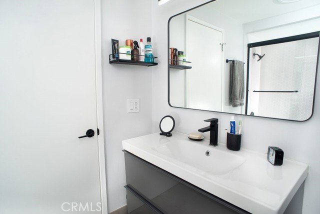 8464 Moorcroft Avenue, West Hills CA: https://media.crmls.org/medias/987eac08-7b5a-41b1-bc41-152150f5aca1.jpg