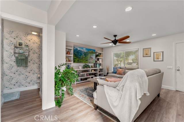 Detail Gallery Image 12 of 32 For 430 Carriage Dr #F,  Santa Ana,  CA 92707 - 3 Beds | 1/1 Baths