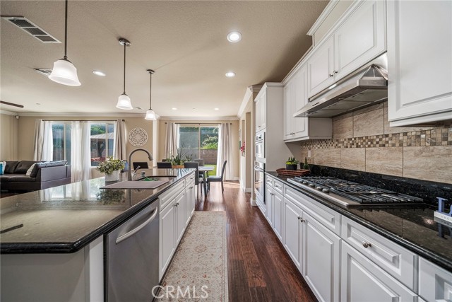 Detail Gallery Image 11 of 54 For 5687 Berryhill Dr, Corona,  CA 92880 - 5 Beds | 4 Baths