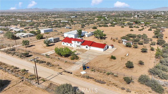 8381 White Road, Phelan CA: https://media.crmls.org/medias/9881fc6f-d5af-40f5-9998-f83ad826ff24.jpg