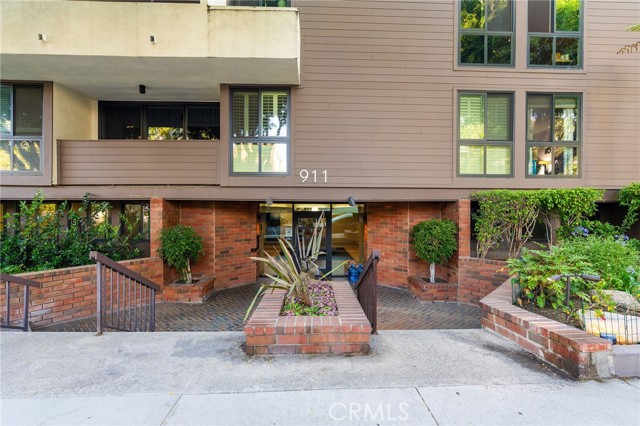 911 N Kings Road, West Hollywood CA: https://media.crmls.org/medias/98821aa5-d61a-4269-b7f3-9eec1c136c0e.jpg