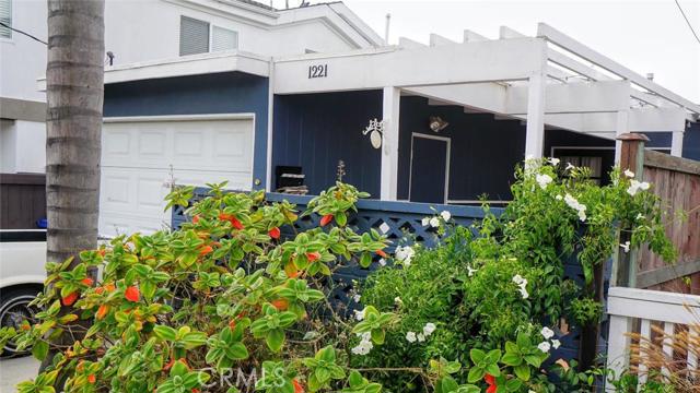 1221 10th Street, Hermosa Beach, California 90254, 3 Bedrooms Bedrooms, ,1 BathroomBathrooms,Residential,Sold,10th,SB16101597