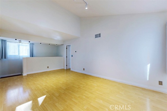 Detail Gallery Image 4 of 8 For 10504 5 Sunland Bld, Sunland,  CA 91040 - 2 Beds | 1/1 Baths