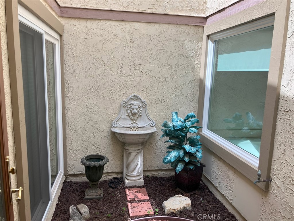 https://media.crmls.org/medias/9883d74a-0916-4f24-bb6b-532aed40af86.jpg?preset=X-Large