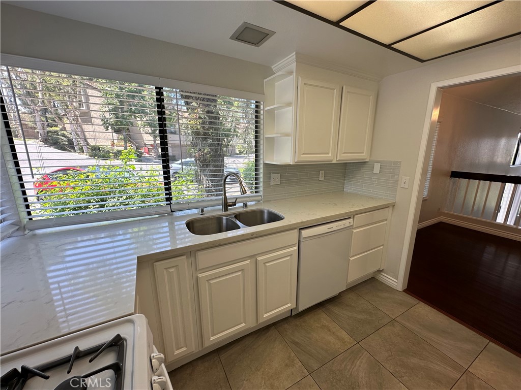 MLS #OC25180178 image #2