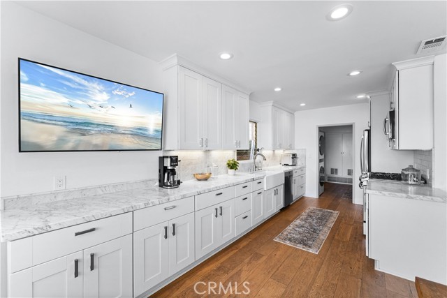 Detail Gallery Image 9 of 36 For 11 Harbor Is, Newport Beach,  CA 92660 - 3 Beds | 2 Baths
