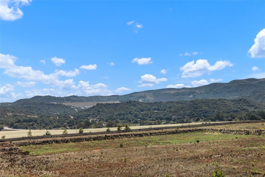 https://media.crmls.org/medias/988f075e-ae56-43ab-a572-4763228e59b4.jpg?preset=X-Large