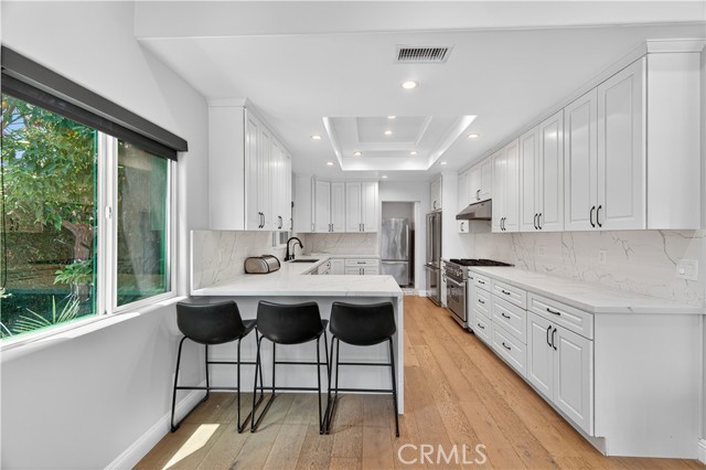 5274 Crebs Avenue, Tarzana CA: https://media.crmls.org/medias/98921923-5161-495f-999a-e4e0b2920323.jpg