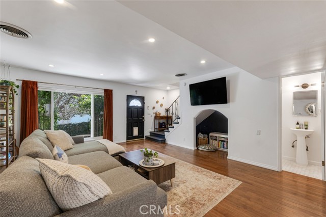Detail Gallery Image 4 of 27 For 14238 Dickens St #3,  Sherman Oaks,  CA 91423 - 2 Beds | 2 Baths