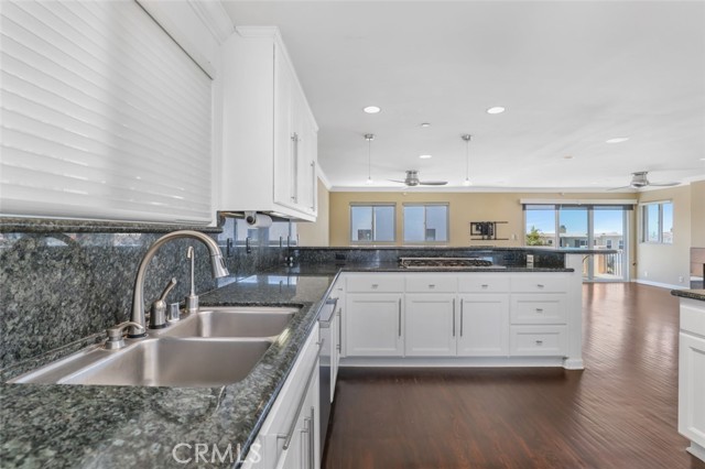 209 Crest Drive, Manhattan Beach CA: https://media.crmls.org/medias/9898f0b5-1132-4ad3-b2a7-ee78fb22b0fd.jpg