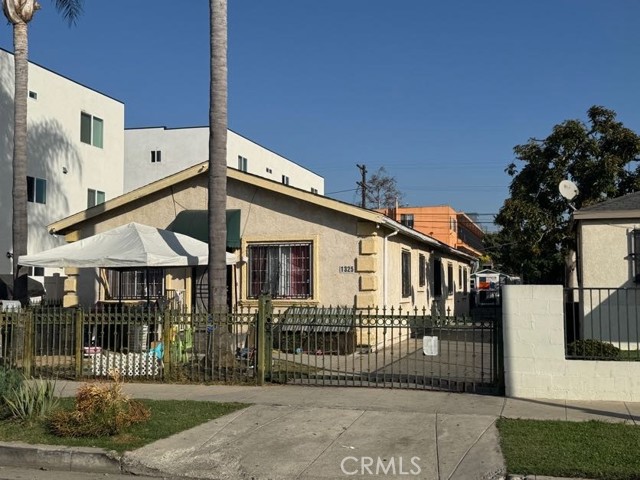 1323 1325 W 58th Street, Los Angeles CA: https://media.crmls.org/medias/989a28c7-a9c3-4b3b-afb0-39cc2a435ffb.jpg