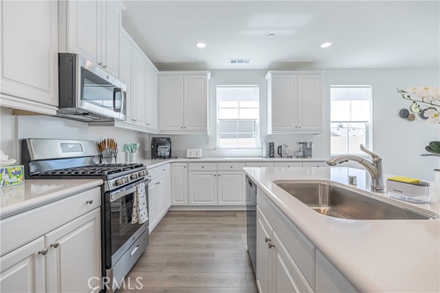 Detail Gallery Image 10 of 28 For 6127 W Avenue J9, Lancaster,  CA 93536 - 4 Beds | 3 Baths