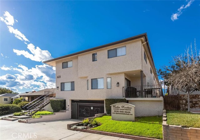 Detail Gallery Image 1 of 39 For 623 E Cedar a,  Burbank,  CA 91501 - 2 Beds | 2/1 Baths