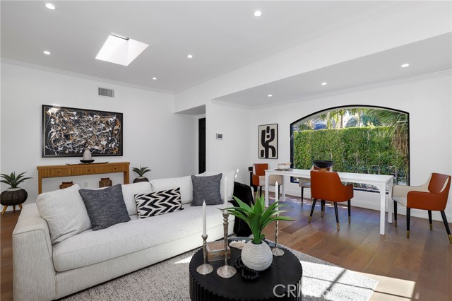 543 N Gardner Street, Los Angeles CA: https://media.crmls.org/medias/989f68ec-7528-4990-8d7e-c91a5332986d.jpg