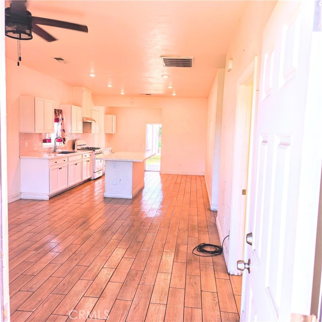 Detail Gallery Image 3 of 18 For 2425 S 10th St, Fresno,  CA 93725 - 2 Beds | 2 Baths