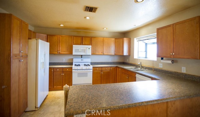 Detail Gallery Image 13 of 23 For 5902 Margaritha, Rosamond,  CA 93560 - 3 Beds | 2 Baths