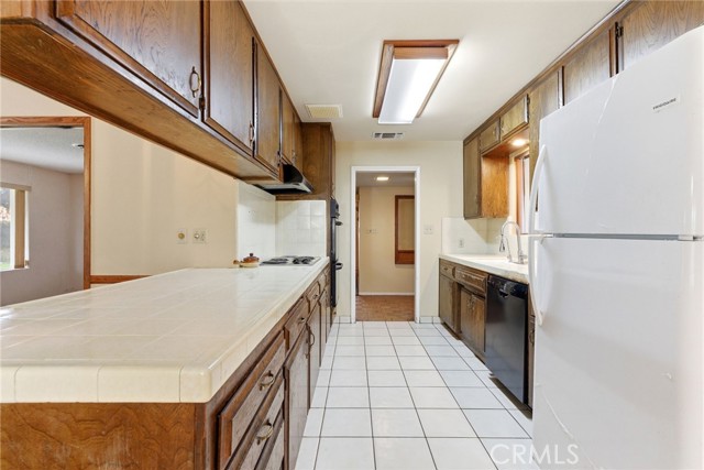 Detail Gallery Image 16 of 42 For 2404 Prestwick Ct, Bakersfield,  CA 93309 - 3 Beds | 2 Baths