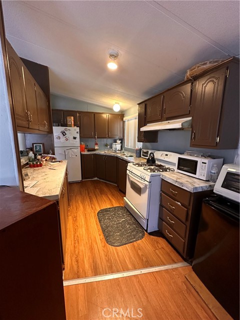 530 W Devonshire Avenue, Hemet CA: https://media.crmls.org/medias/98a6dc16-f8f4-4a68-b899-e593bd96c45b.jpg