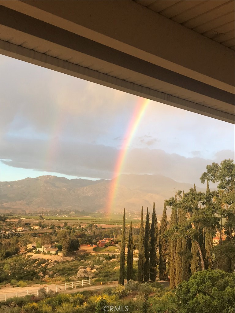 https://media.crmls.org/medias/98aa21f2-c42b-46ed-b322-637551d95c09.jpg?preset=X-Large