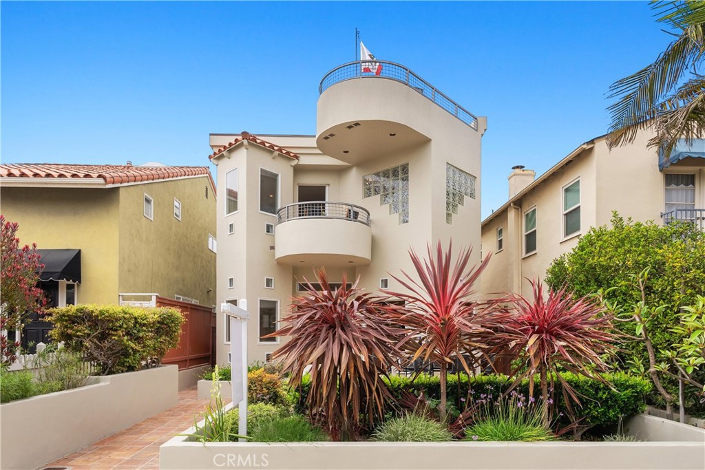 Fabulous South Manhattan Beach Walk Street Location.  South facing 300 block with an ocean view.  Rare ocean view roof deck!  Beautiful hardwood floors, vaulted ceilings, skylights, clerestory windows.  Light and bright throughout.  The kitchen features quartz counter tops, a center island with a breakfast bar, and stainless steel appliances.  Main living spaces are on the first level and overlook the walkstreet.  Ideal for entertaining and enjoying Southern California living.