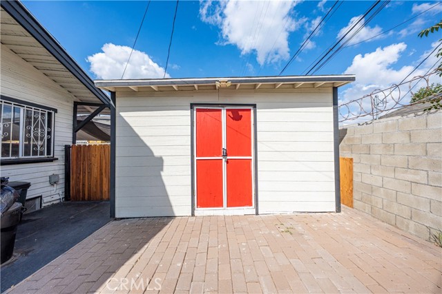 765 E 52nd Place, Los Angeles CA: https://media.crmls.org/medias/98b30b9e-805a-46aa-b26b-07f207c210e9.jpg