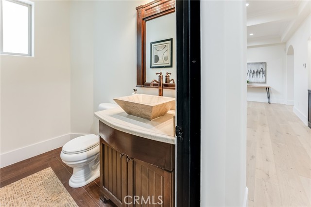 23123 Oxnard Street, Woodland Hills CA: https://media.crmls.org/medias/98b49f5c-38e4-4631-b4de-f410dd46337a.jpg
