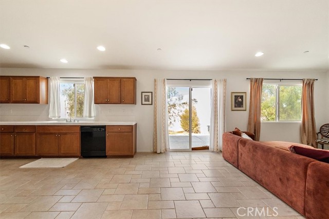 905 Broadway Avenue, Barstow CA: https://media.crmls.org/medias/98b61f1c-8d5d-4dc5-869d-c86ccefe9b40.jpg