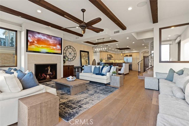 310 E Oceanfront, Newport Beach CA: https://media.crmls.org/medias/98b7cfcf-1217-4716-a490-cd338e153ca7.jpg