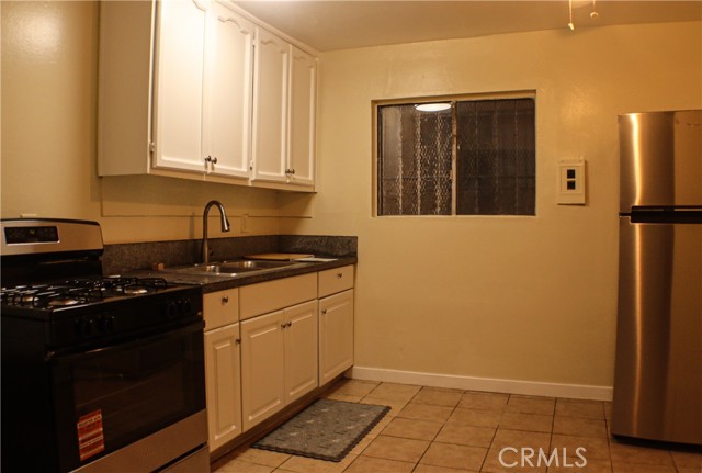 Detail Gallery Image 6 of 16 For 426 E 79th St #1,  –,  CA 90003 - 2 Beds | 1 Baths