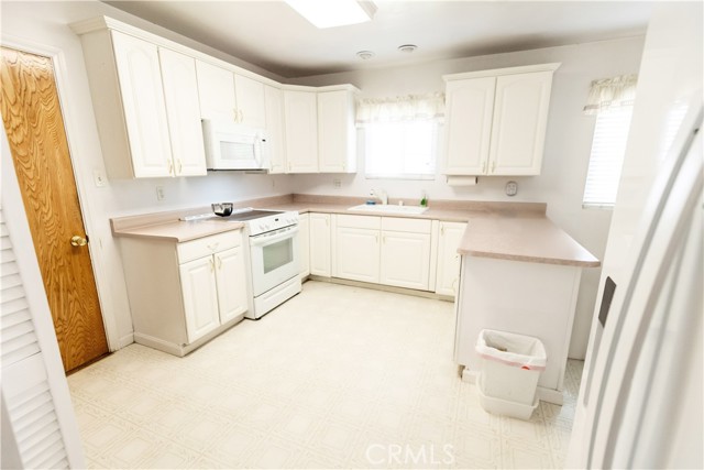 3915 Dwight Way, San Bernardino CA: https://media.crmls.org/medias/98b987d3-abac-4057-96f4-895f8a022e8f.jpg