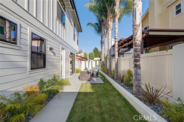 Detail Gallery Image 30 of 33 For 2414 Clark Ln #B,  Redondo Beach,  CA 90278 - 4 Beds | 4/2 Baths