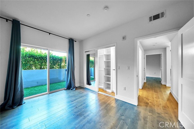 Detail Gallery Image 3 of 23 For 3715 San Marino St #104,  Los Angeles,  CA 90019 - 3 Beds | 2/1 Baths