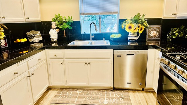 Detail Gallery Image 14 of 45 For 18336 1/2 Keswick St, Reseda,  CA 91335 - 4 Beds | 3/1 Baths