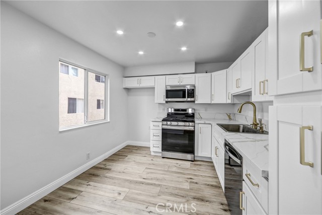 Detail Gallery Image 10 of 29 For 9637 via Rimini #121,  Burbank,  CA 91504 - 3 Beds | 3 Baths