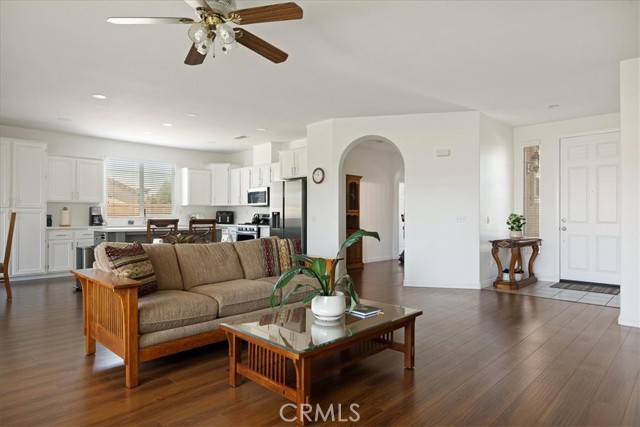 1467 Hunter Moon Way, Beaumont CA: https://media.crmls.org/medias/98c3382f-62e9-4e96-8edb-173920d2f9e4.jpg