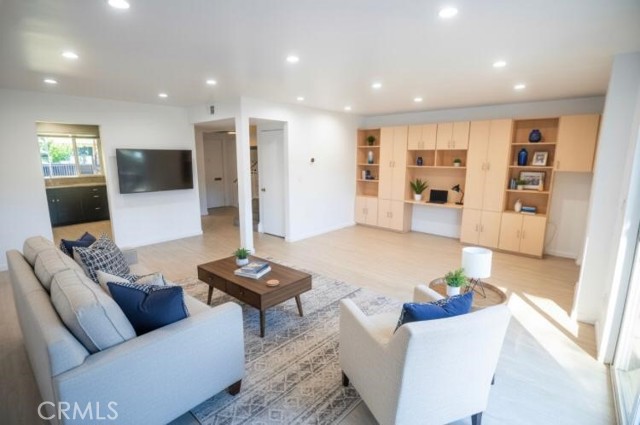 Detail Gallery Image 2 of 8 For 18110 Killion St #2,  Tarzana,  CA 91356 - 3 Beds | 2 Baths