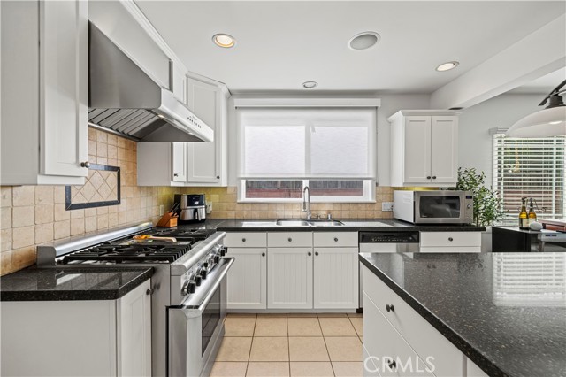 17955 Archwood Street, Reseda CA: https://media.crmls.org/medias/98c4d6f4-673e-4825-be4b-c5f300780deb.jpg