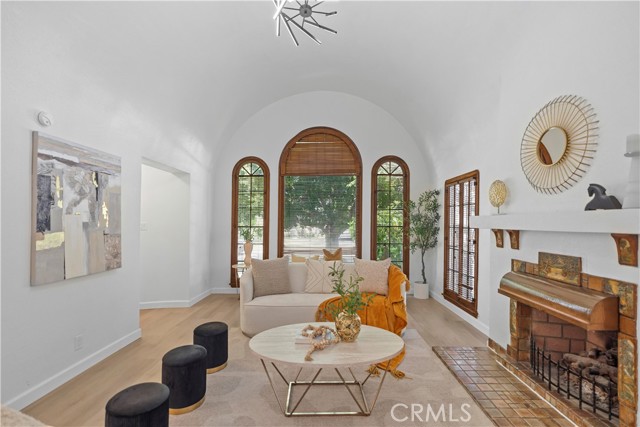 336 N Crescent Heights Boulevard, Los Angeles CA: https://media.crmls.org/medias/98c969dc-e4e9-4a33-ab64-f2a507a0d9f8.jpg