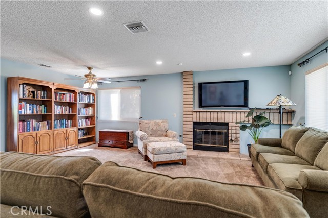 Detail Gallery Image 4 of 25 For 5819 E Avenue T8, Palmdale,  CA 93552 - 3 Beds | 2 Baths