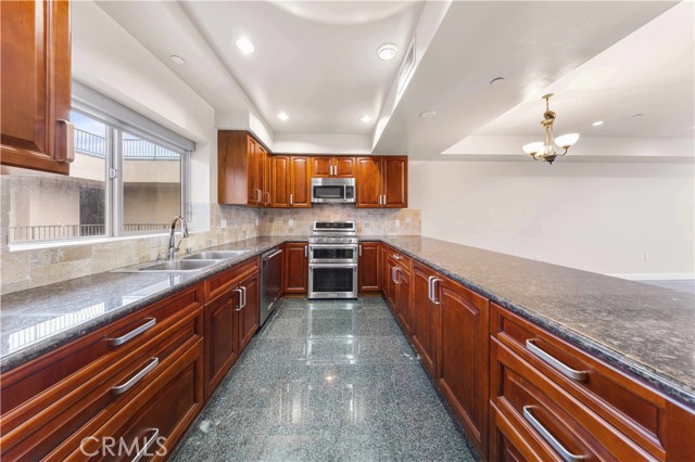 Detail Gallery Image 21 of 53 For 11218 Camarillo St #404,  Toluca Lake,  CA 91602 - 3 Beds | 3 Baths