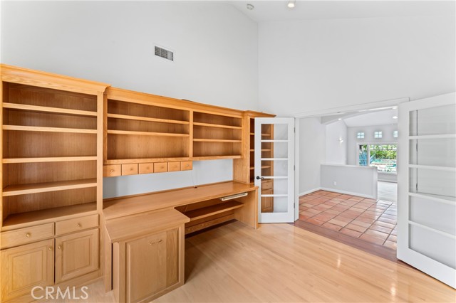 Detail Gallery Image 10 of 48 For 9609 Jellico Ave, Northridge,  CA 91325 - 4 Beds | 3/1 Baths