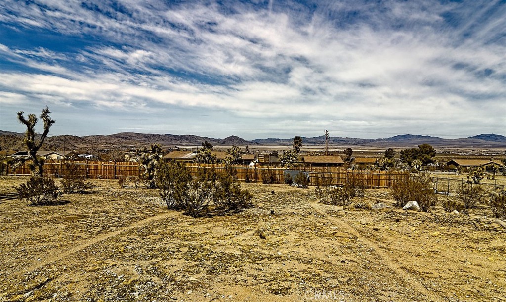 https://media.crmls.org/medias/98d72f5d-3d41-427f-aa98-917f9a517501.jpg?preset=X-Large