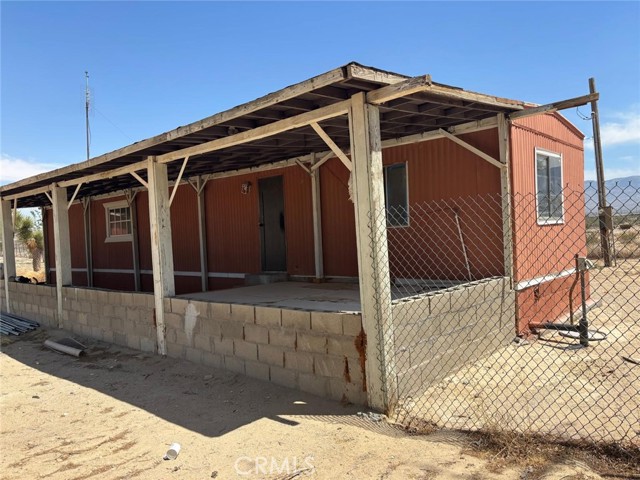 11690 Camp Rock Rd, Lucerne Valley CA: https://media.crmls.org/medias/98da729e-26fd-468d-b3b0-24d1a89c2a72.jpg