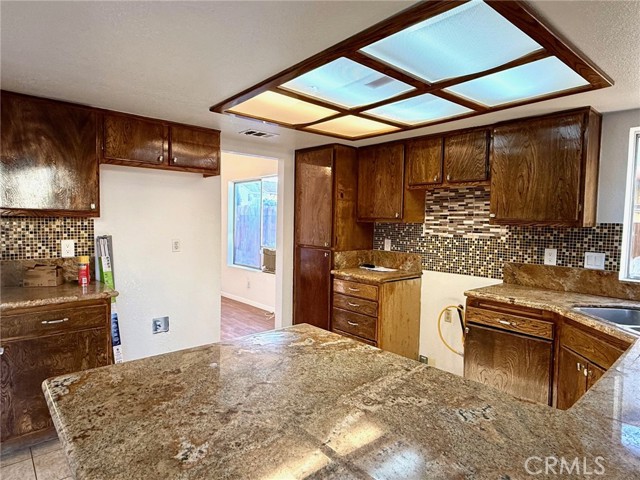 Detail Gallery Image 8 of 23 For 37509 Royal Ct, Palmdale,  CA 93552 - 4 Beds | 3 Baths