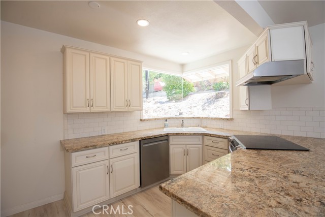 2475 Sunset Drive, Riverside CA: https://media.crmls.org/medias/98e1b922-6774-4775-9c19-424d9c042619.jpg