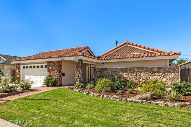 9351 Leilani Dr, Huntington Beach CA: https://media.crmls.org/medias/98eb7ae5-cff7-486f-a7cc-7f55185dec2e.jpg