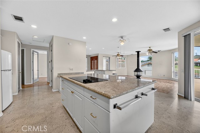 Detail Gallery Image 14 of 65 For 29886 Bahia Dr, Canyon Lake,  CA 92587 - 3 Beds | 2 Baths